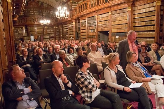 Viele Interessierte waren in die Stiftsbibliothek gekommen. 