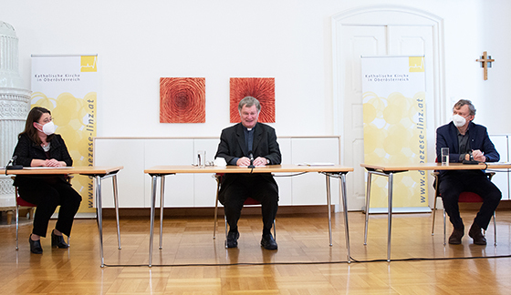 Bischof Manfred Scheuer (Mitte), Pastoralamtsdirektorin Gabriele Eder-Cakl und Generaldechant Slawomir Dadas im Festsaal des Linzer Bischofshofs.