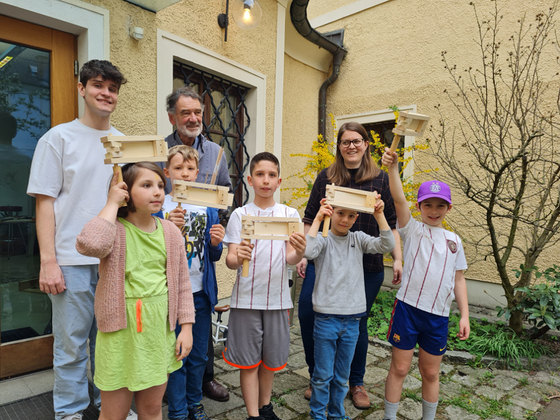 Maximilian Strasser, Stefanie Hinterleitner und Tobias Marschner-Steinlechner mit ihren Schützlingen Paola, Leo, Raphael, Felix und Samuel