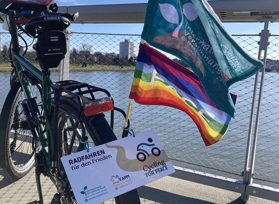 Andreas Paul radelt unter dem Titel 'Radfahren für den Frieden' von Linz nach Hamburg und zurück.
