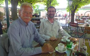 Die beiden Diözesanpriester Franz Windischhofer (l.) und Christian Mayr tauschen sich über ihre Erfahrungen als Pfarrer in Südafrika aus.