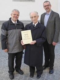 Übergabe der Pfarrchronik an Johann Haslinger