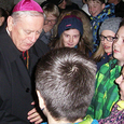 Bischof Ludwig Schwarz mit Jugendlichen bei der Jugendkatechese in Köngiswiesen / Michael Münzner Bischof Ludwig Schwarz mit Jugendlichen bei der Jugendkatechese in Köngiswiesen