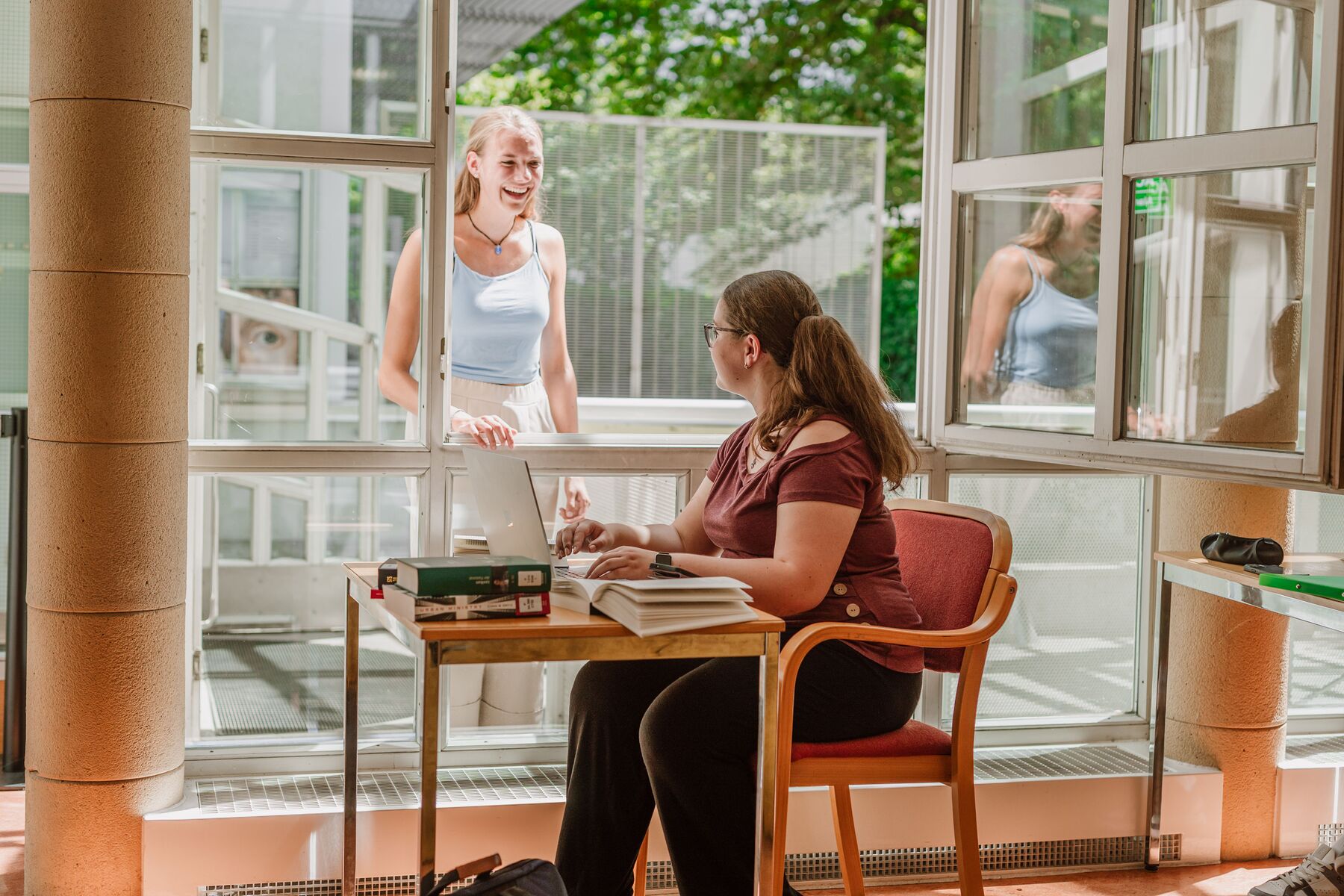 Klara Mitter und Klara Etzelstorfer studieren Theologie an der Katholischen Privat-Universität Linz.